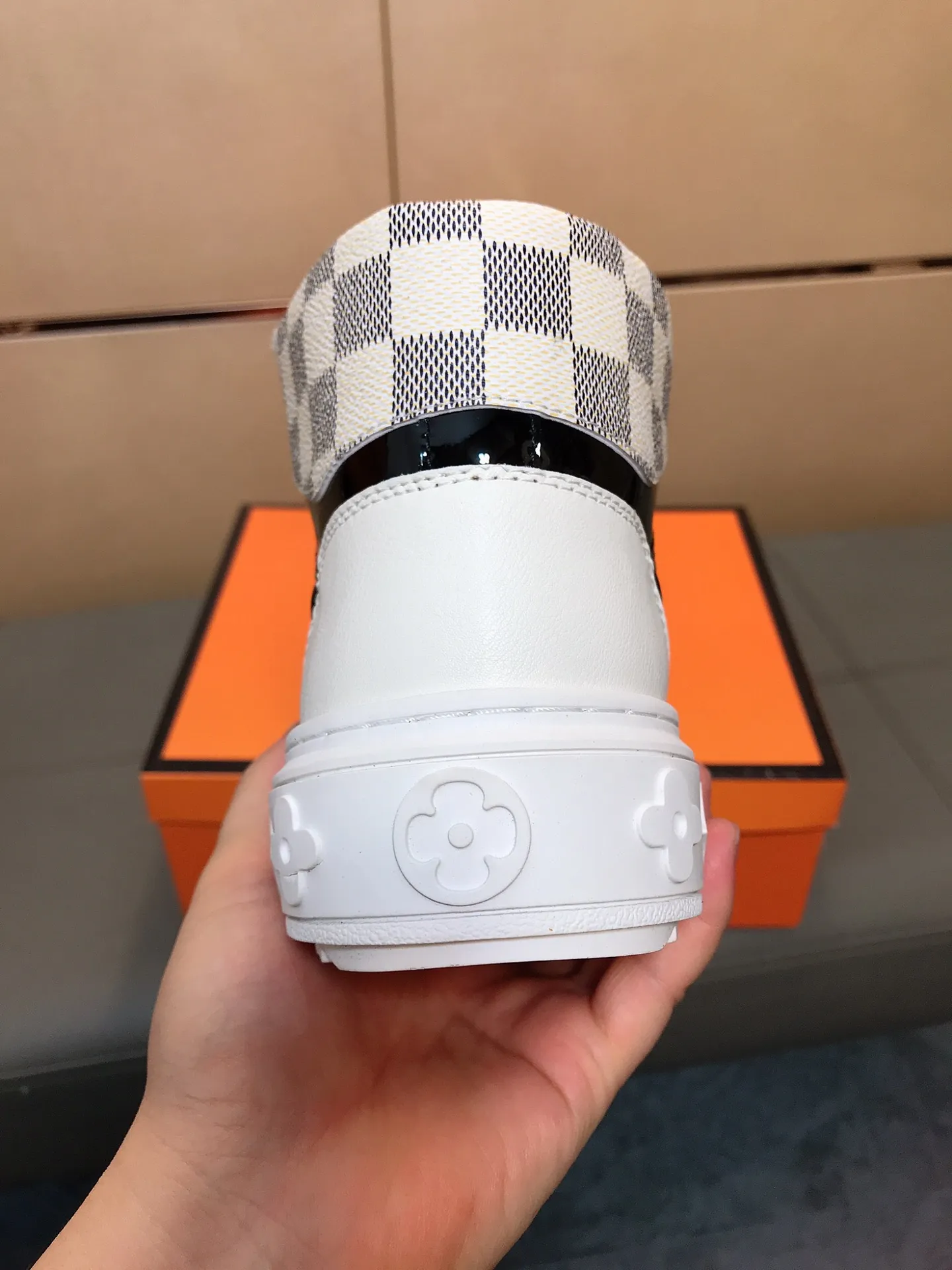 Factory price 400 👟👟🤝 (LV Louis Vuitton) New Korean style high-top casual shoes for men [Proud] hot style, imported cowhide with original printing, genuine leather lining, wear-resistant and non-slip rubber outsole. If you are still worried about wearing matching shoes, then these shoes are your best choice! Code number: 38-44
